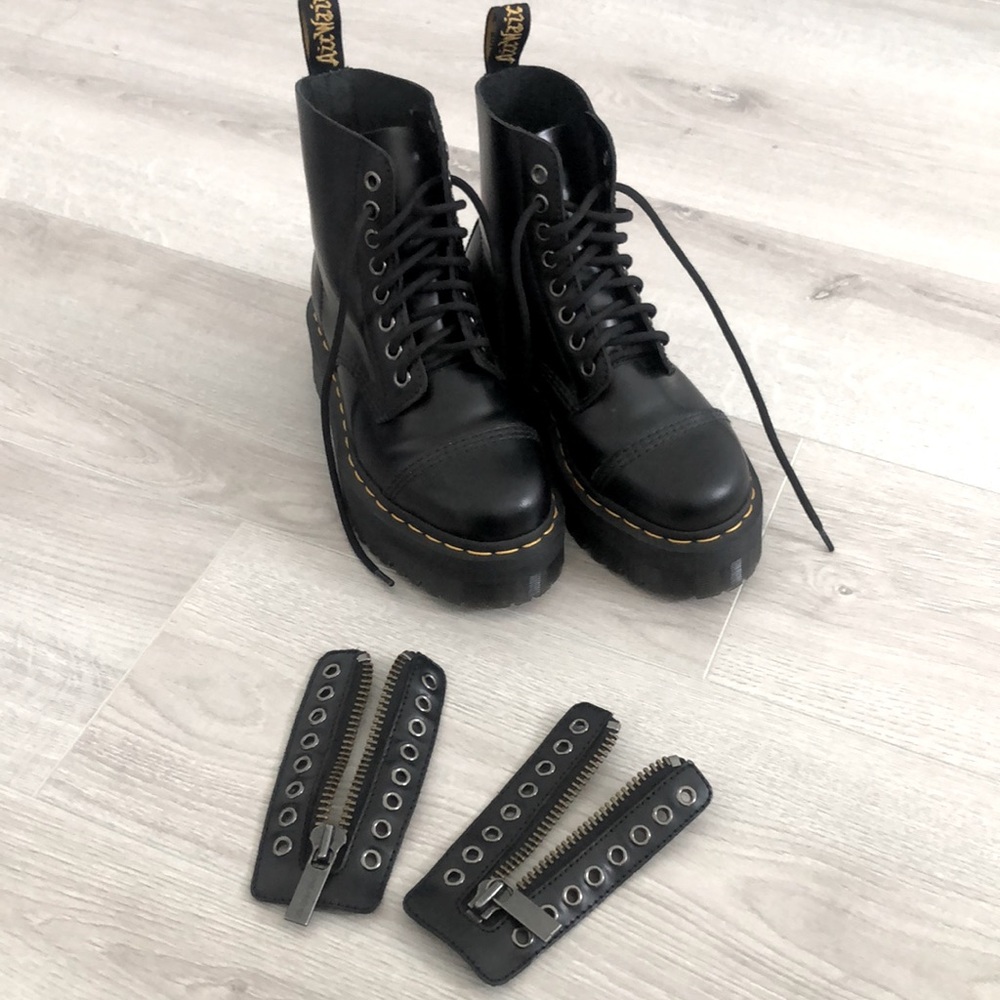 Size 5 Dr. Martens Sinclair Boots in black